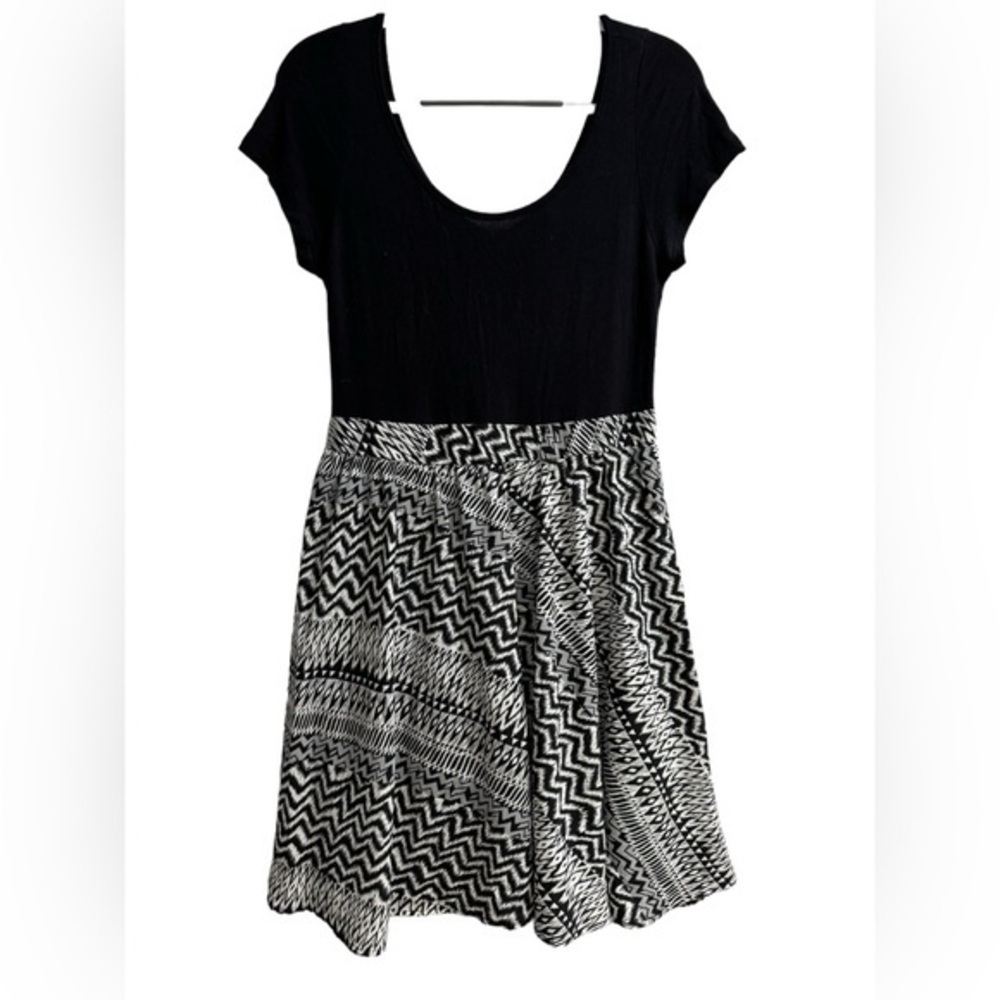 Black & White Aztec Flare Swing Short Sleeve Dress Women’s Juniors Size Large